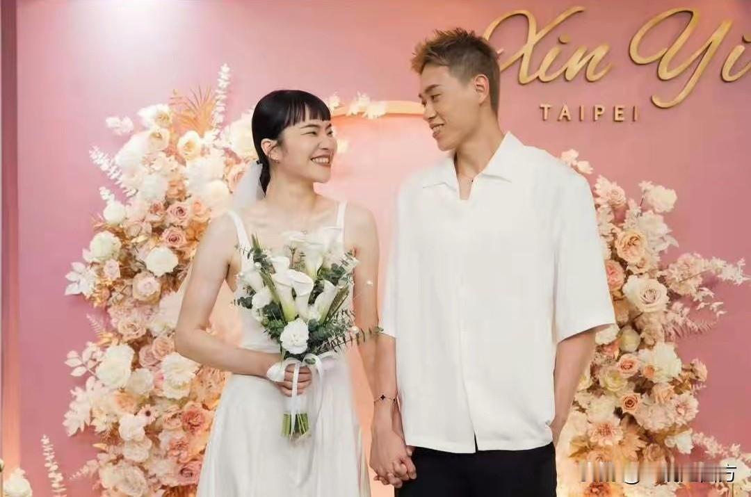 中国台北羽毛球名将林俊易领证结婚，520晒出甜蜜合照，并配文：“很幸运，身边的人
