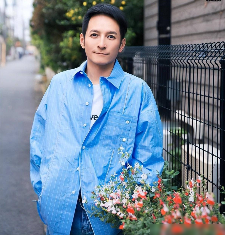49岁李维嘉房子越换越大，家里却空得吓人！当年和女友同居七年，婚房都备好，最后还是无疾而终。到现在4