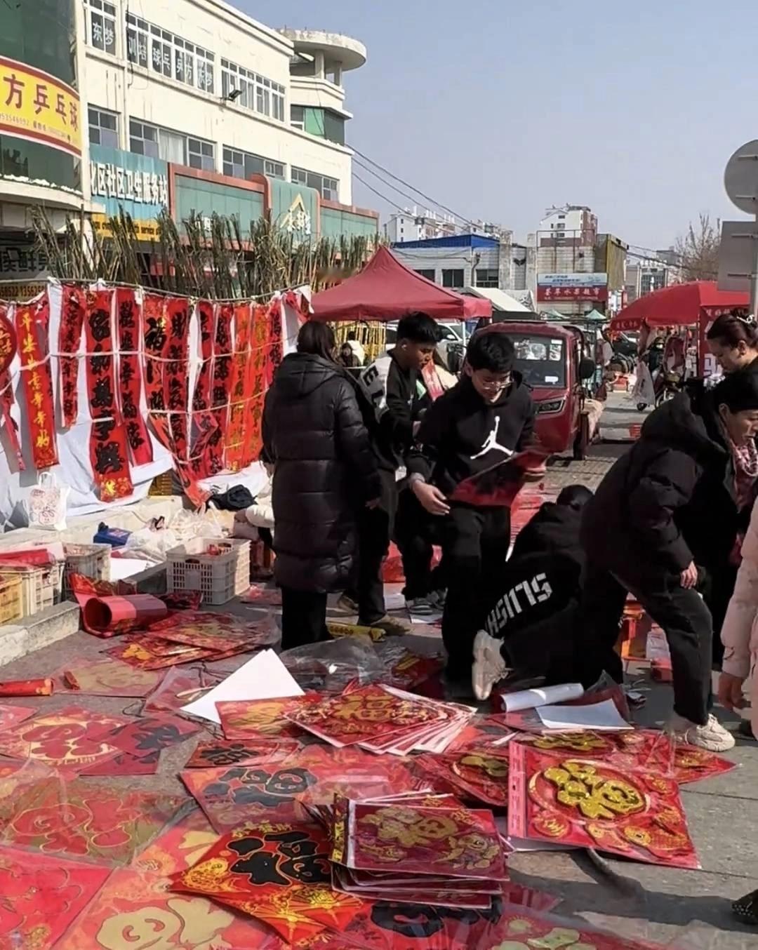 山东招远这对14岁龙凤胎，大过年的让我心里头热乎了好几天。俩孩子爸去年肝癌走