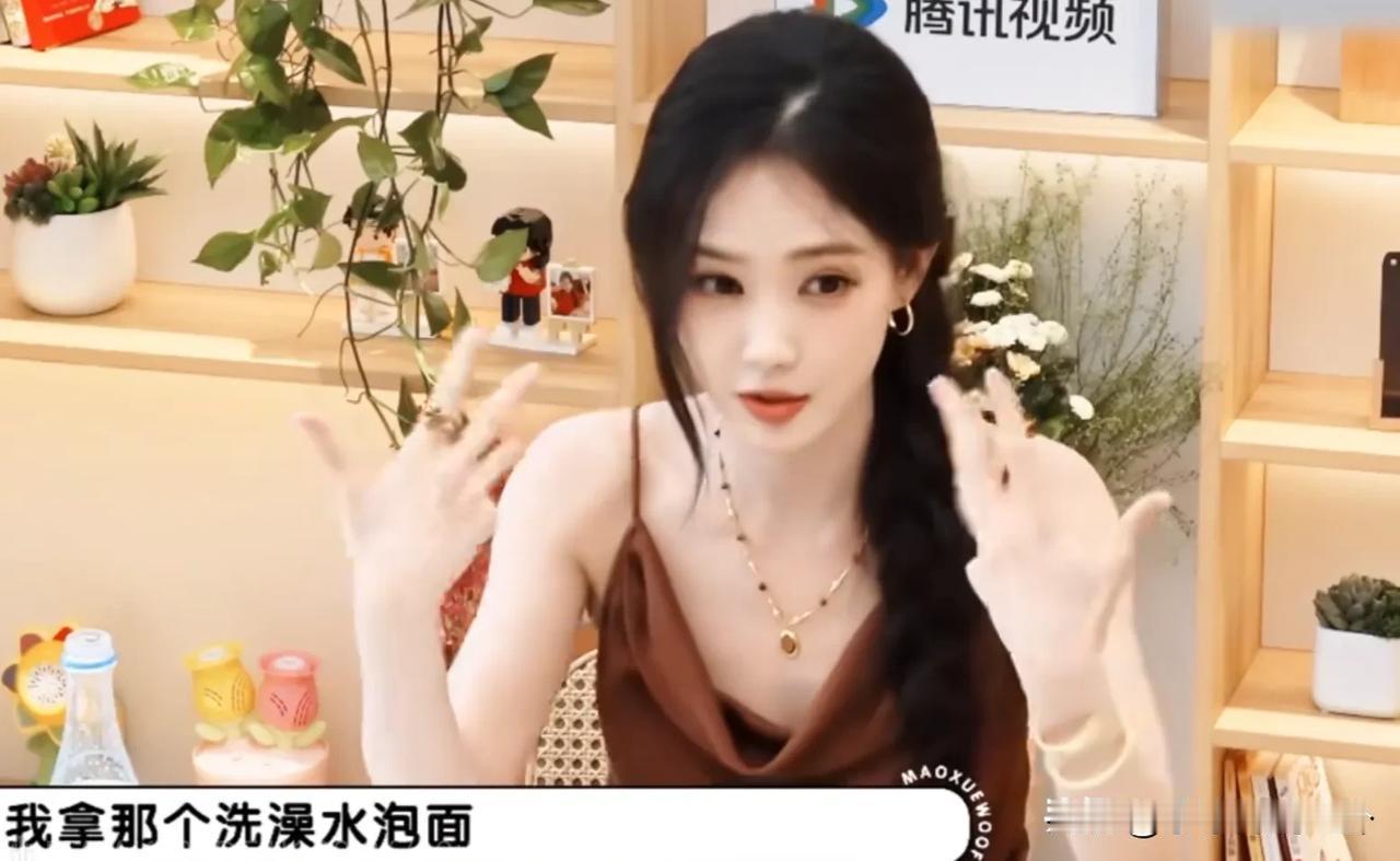 李一桐说：“我们当时晚上练完功回来，真的特别饿，就会拿出五毛钱，到宿管阿姨那里排