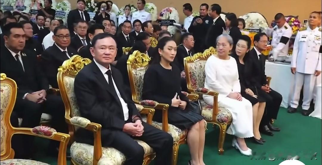 罕见一幕！泰国四位总理齐聚乌汶府，表面和谐可亲，内心早已波涛汹涌当地时间8