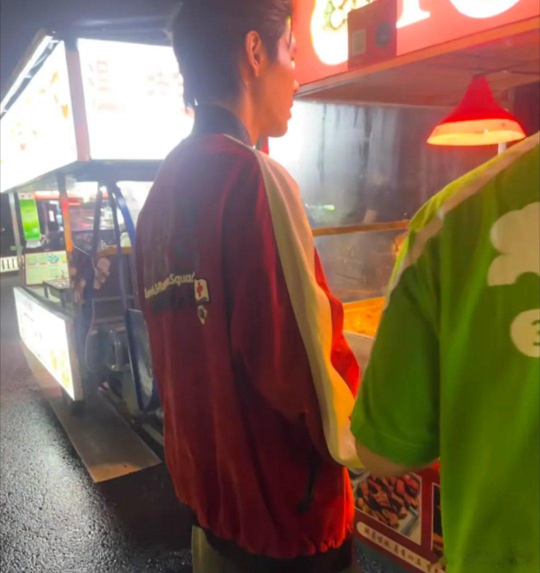 路边摊偶遇向佐端午节偶遇向佐吃路边摊趁着热度，向佐连轴开启直播带货。有网友在杭州
