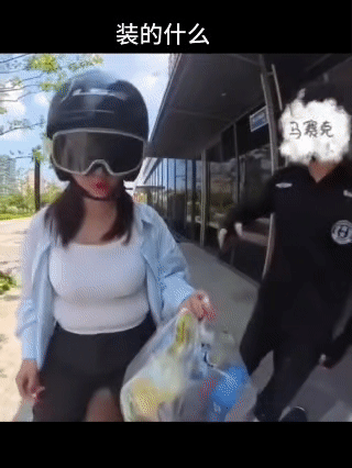 今天这段监控视频直接笑喷全网！画面里，一位戴头盔的小姐姐骑电动车刚从商场出来