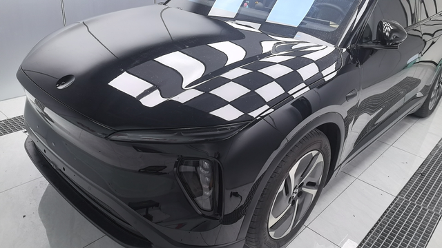 给爱车换个颜色又换颜色了，美滋滋，原来用的全银色的膜，因为前段时间发生了追尾，