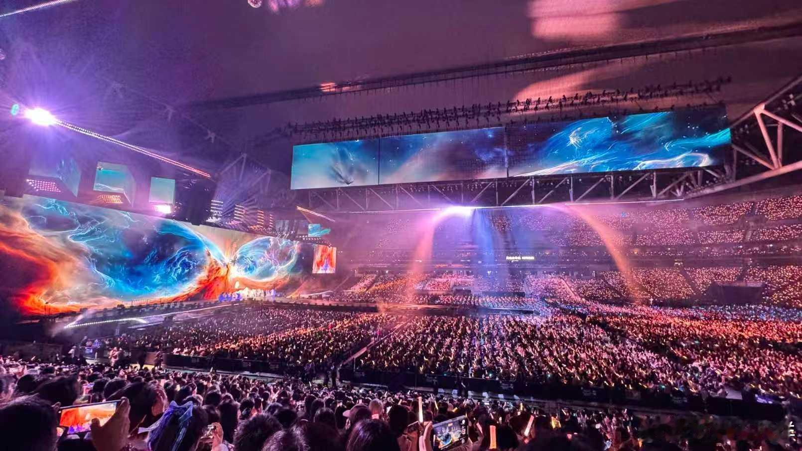 周深首位内地歌手登香港启德主场内娱歌手排面天花板！周深拿下香港启德主场跨年首秀