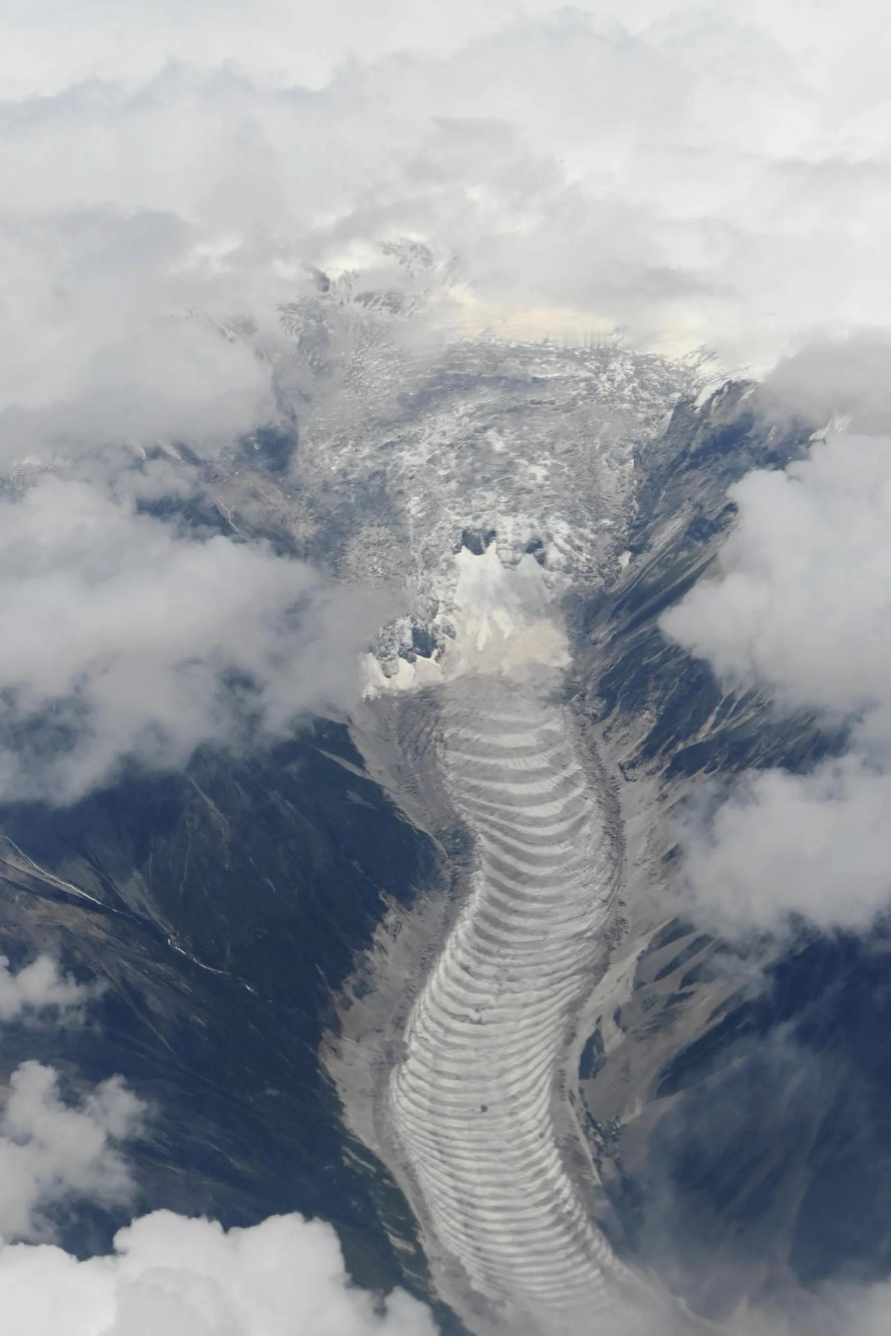 这是哪座山峰？四川广元到拉萨贡嘎的航线