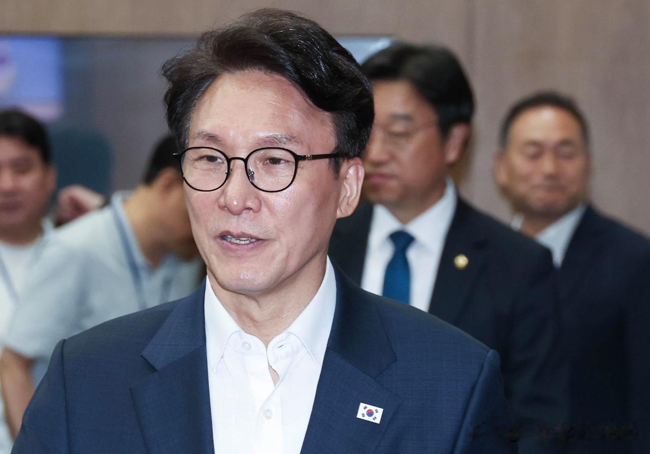 8月12日，韩国共同民主党党首候选人金民锡做客一档网络时事节目，当被主持人问到李