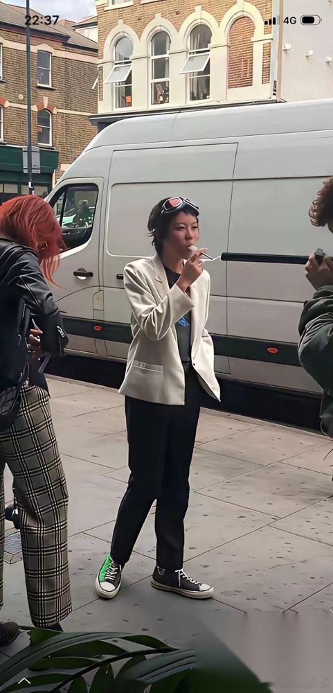 窦靖童被拍到在东四环租房，一件衣服不超过200块。这还是王菲和窦唯的女儿。有