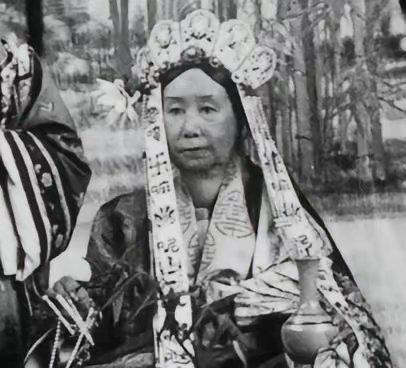 年近七旬的慈禧太后，颈间患有明显的甲状腺肿大，病症已严重到连衣领都无法完全遮掩。