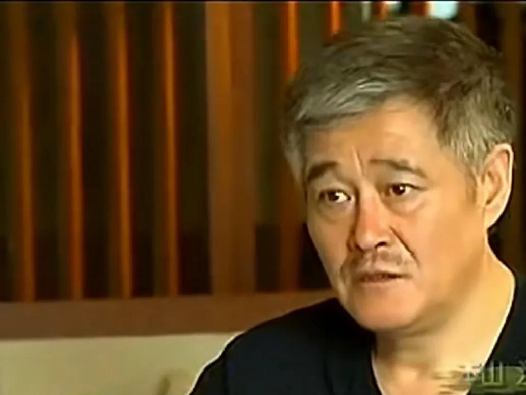 演员赵本山说：“有一次，闫学晶邀请我去她家的剧场看演出，我去了看着看着，发现台上