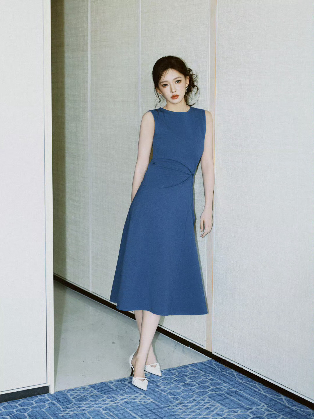 程潇雾蓝姿态蓝色连衣裙勾勒曼妙身姿，程潇气质如布偶猫般空灵，温柔又疏离，太绝了。