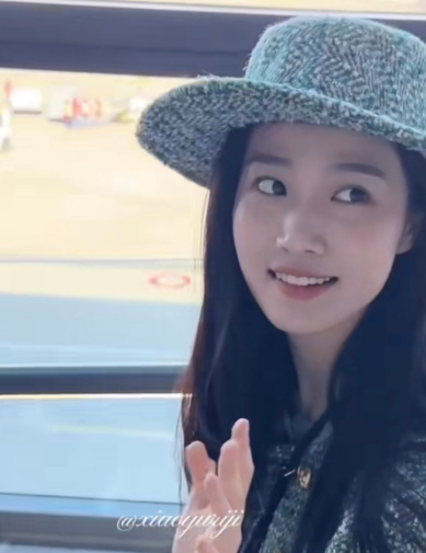 卢昱晓机场路透，小香风穿搭好好看啊，淡妆超水嫩的，好美！