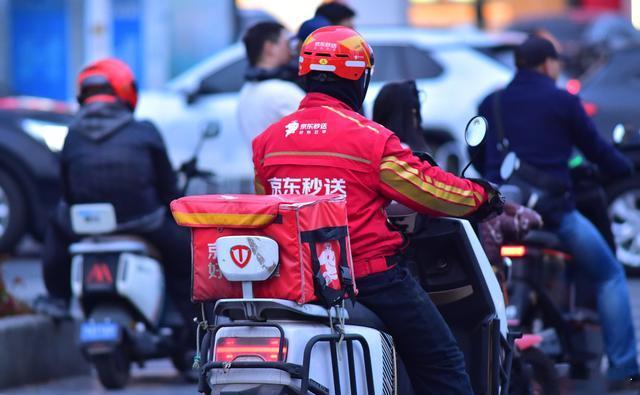 这次法拉利2026赛车涂装算不算和京东心有灵犀？同时，看一看京乐的外卖服，又有
