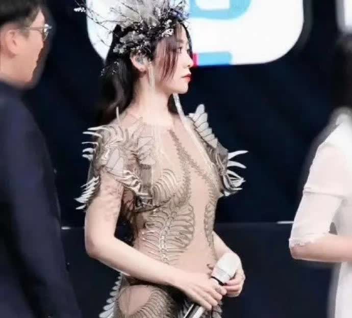 婚戒已摘，锁骨解封！张靓颖的战袍，早就不为谁披挂。性感是她的新赛道，评判