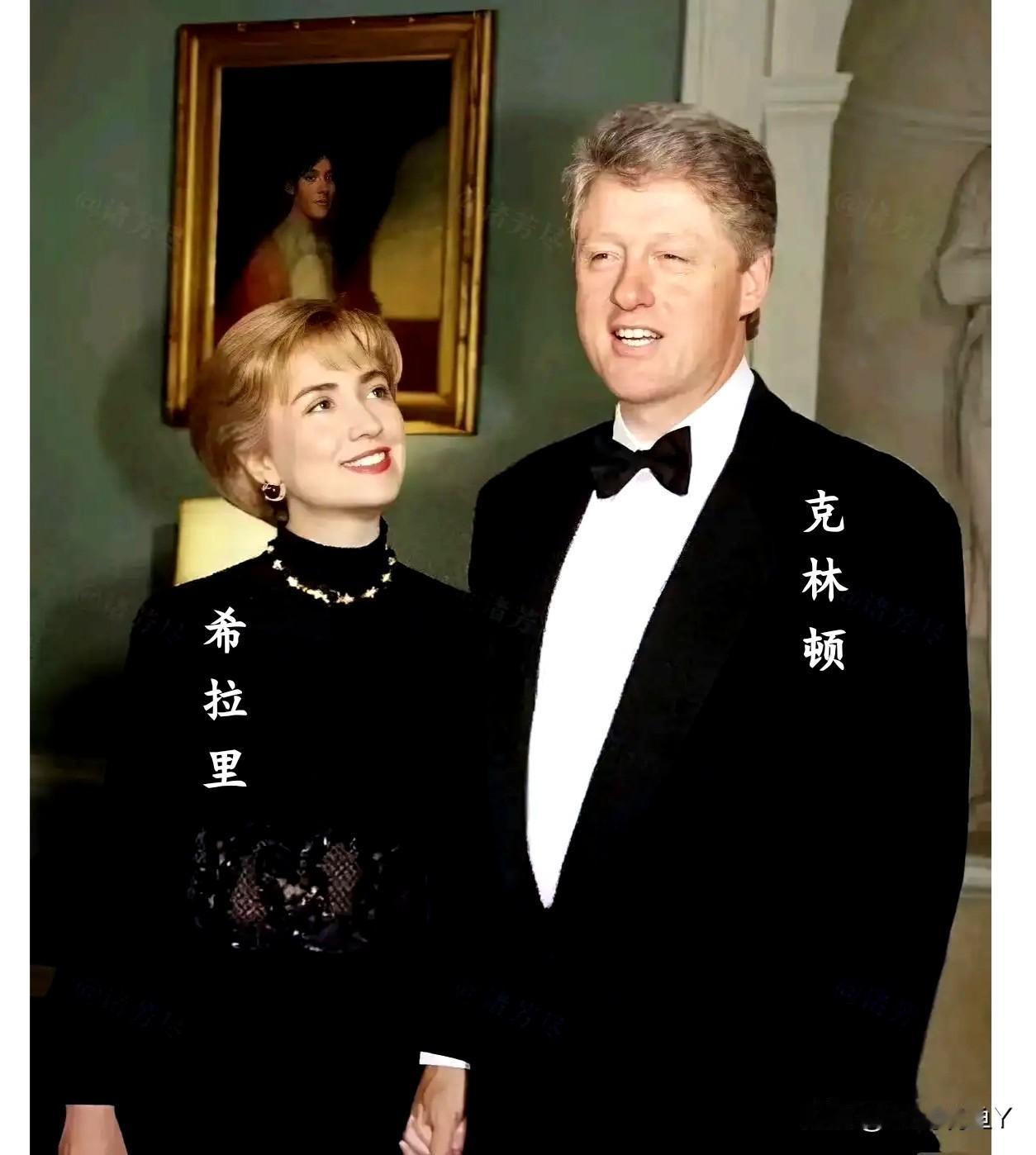这是希拉里和他的丈夫克林顿年轻时的一张合影老照片，拍摄于1992年的美国。彼时希