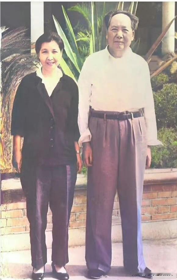 这张罕见合影，定格了毛主席与革命女杰曾志跨越半个世纪的生死情谊！二人相识于井冈
