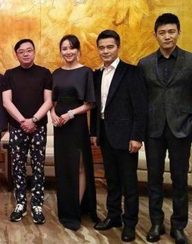 这张4人合照，我只认出了身材伟岸的陆毅，风流倜傥的许亚军，左一那位戴眼镜、穿T恤