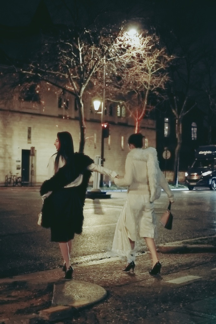 周也王玉雯双人巴黎营业，怎么不带桌子玩啊😦周也王玉雯从胸口聊到巴黎