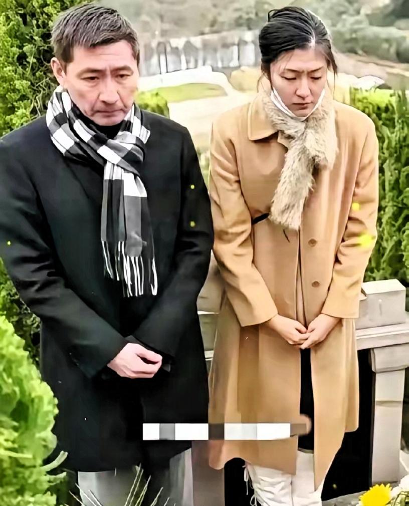 那张照片，让人看了心里一紧。​​张子健带着女儿张依依，站在李婷的墓碑前。父女