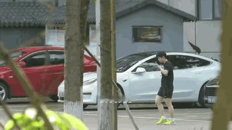 多哈世乒赛，孙颖莎与王楚钦打混双比赛，她真的太努力太拼了！莎莎估计有点担心，这是