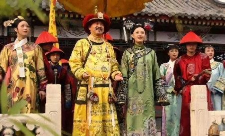2010年，《甄嬛传》开拍，孙俪和陈建斌刚见面就有一场亲密戏，拍完后，陈建斌绷着