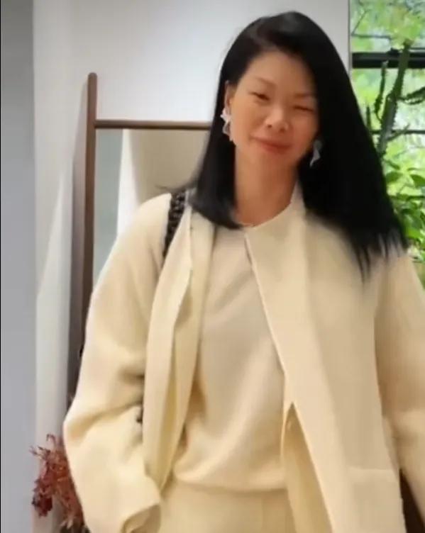 吕燕，模样不太入眼，却生就高高的个头，瘦瘦的身材，站在人群中，非常扎眼，回头率极