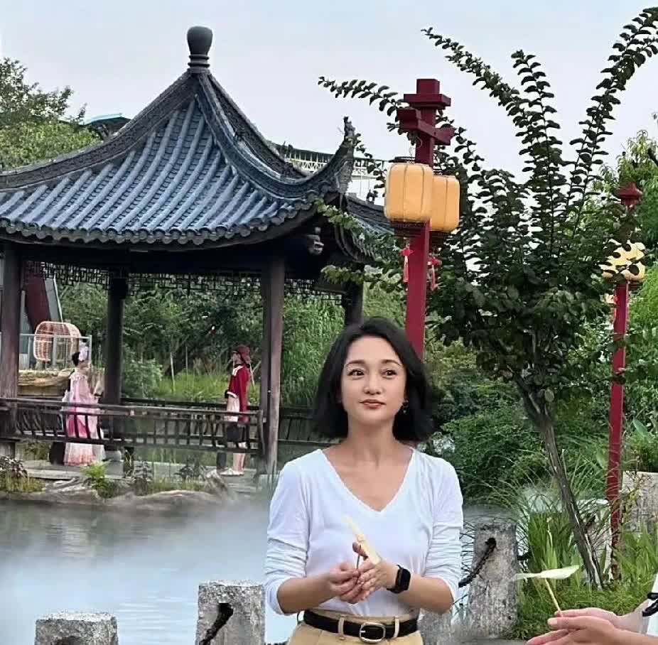 偶遇周迅，本人状态也太年轻了！完全看不出已经51岁，瓜子脸配大眼睛，漂亮又灵气十