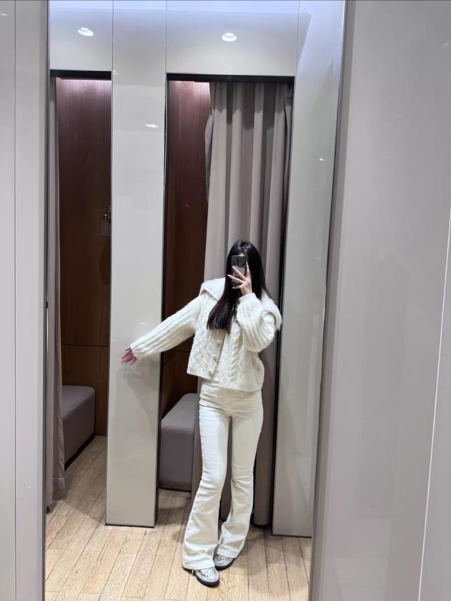 一点点勒，但是为了显示完美身材，有失有得