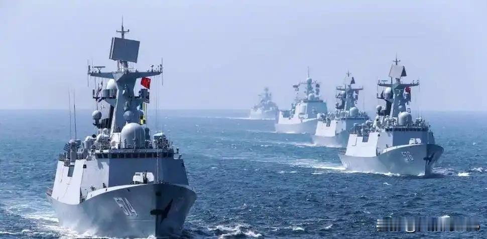 南海围观式威慑：中国5舰在公海划出主场线各位老铁，最近南海上演了一场围观秀