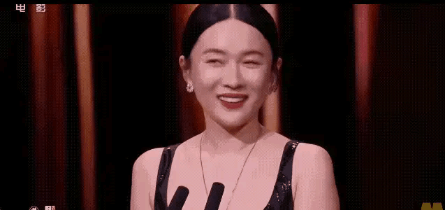 霍思燕是舒适太久了吧！放弃形象管理的她看着好奇怪。霍思燕在金鸡奖的颁奖典礼上担任