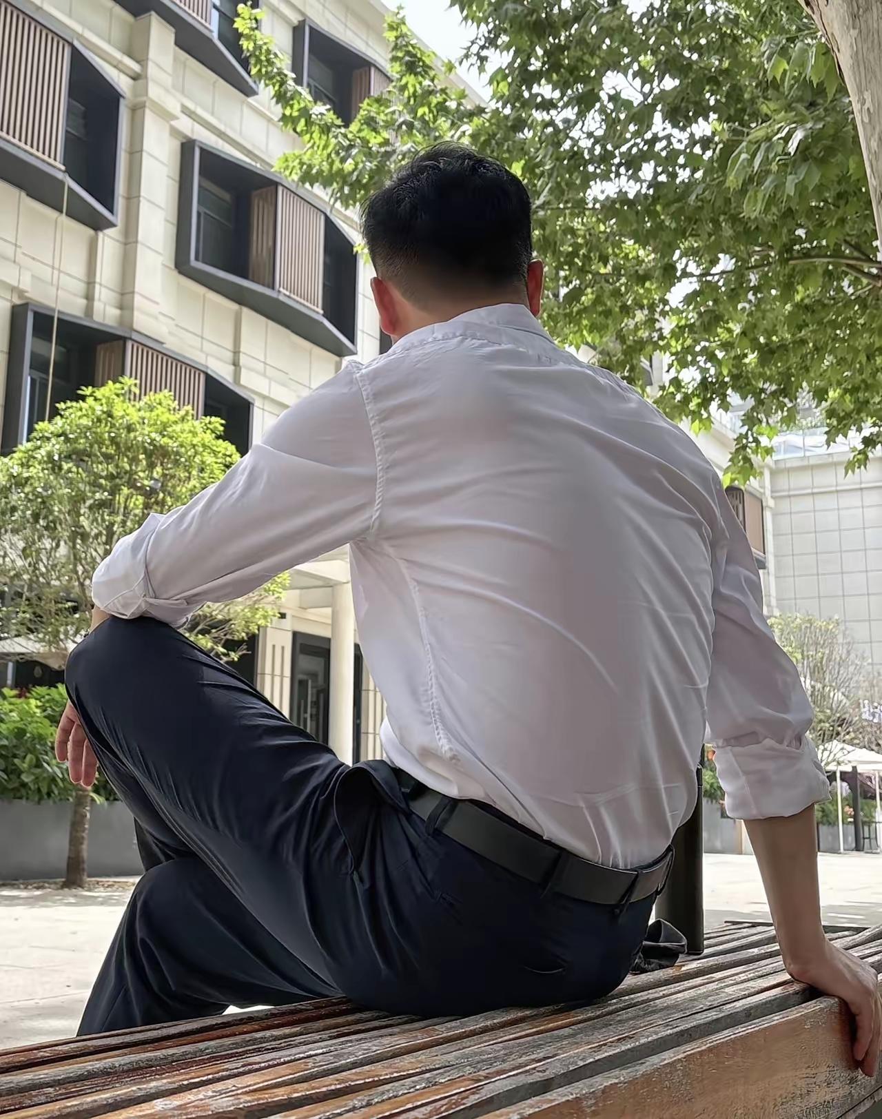 我们小区那个天天穿衬衫出门的男人，上个月我才知道，他已经失业一年了。每天早上七点