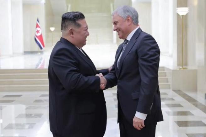 4月27日，朝鲜的金正恩老大发话了，通过朝中社告诉全世界，他要跟俄罗斯“长期、全