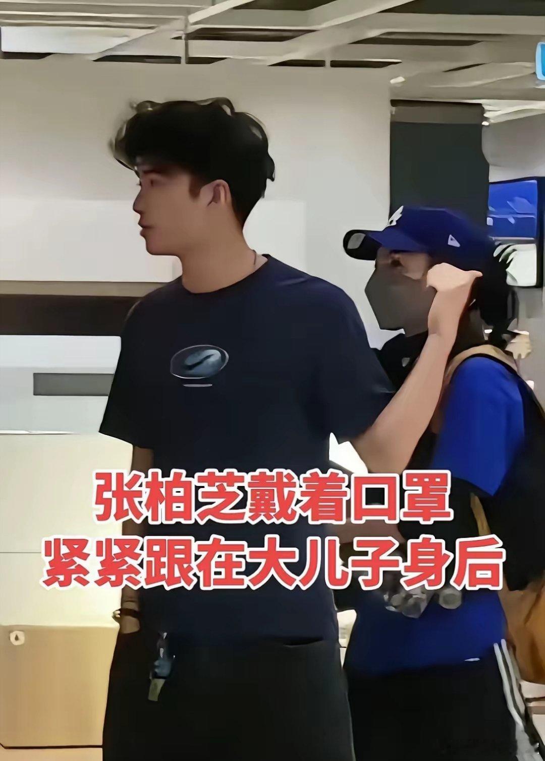 张柏芝戴着口罩紧紧跟在大儿子身后，大儿子Lucas今年19岁了，遗传了父母的优良