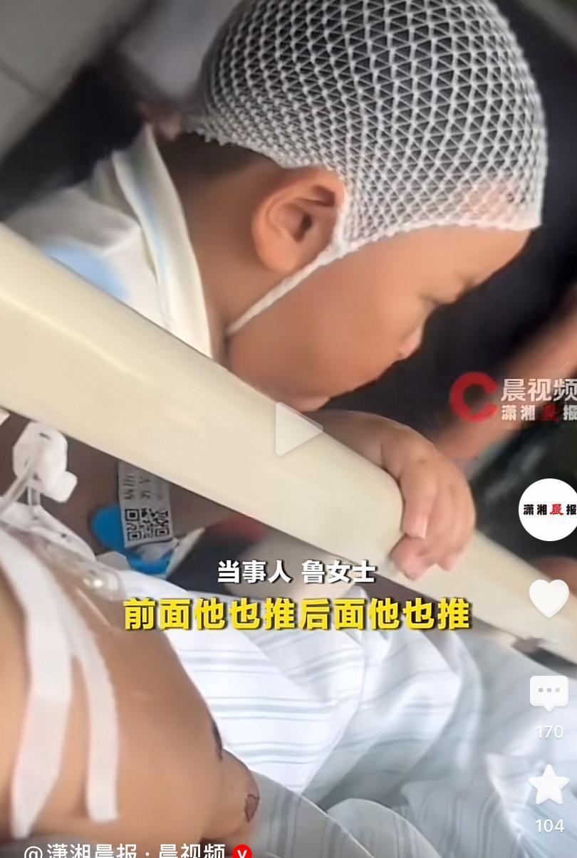 3岁小男子汉带伤照料病床上的妈妈，孩子爸爸应该也看到了吧！浙江有位单