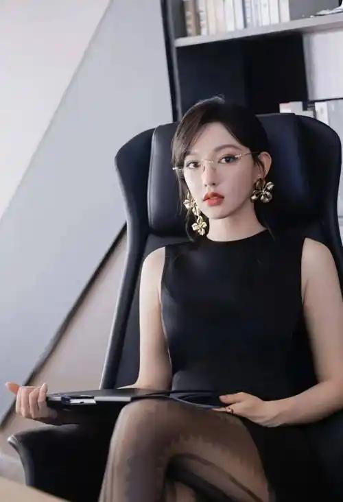 会议室摸鱼睡懵！手误捏到女上司黑丝大腿，她一句话让我心跳到嗓子眼集团季度战