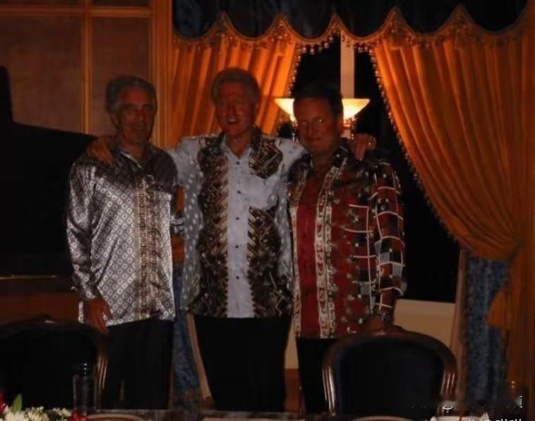 克林顿想了三天三夜也没想明白，自己和富豪拍张照，成了要命的证据这件事暴露了西方