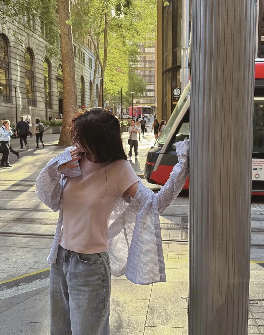 轻纱拂面，倚柱思悠。