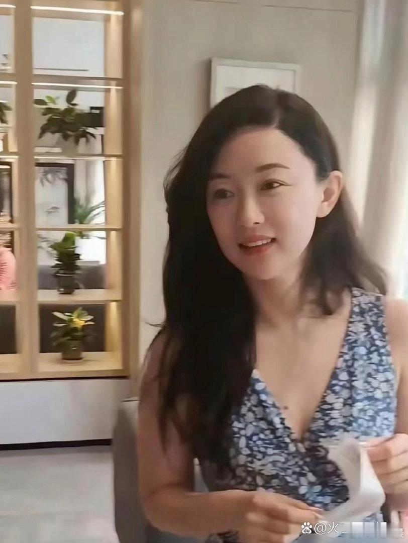 霍思燕和老公外出游玩，路人镜头下的她白白胖胖，完全看不出已经46岁。不惧手臂肉肉