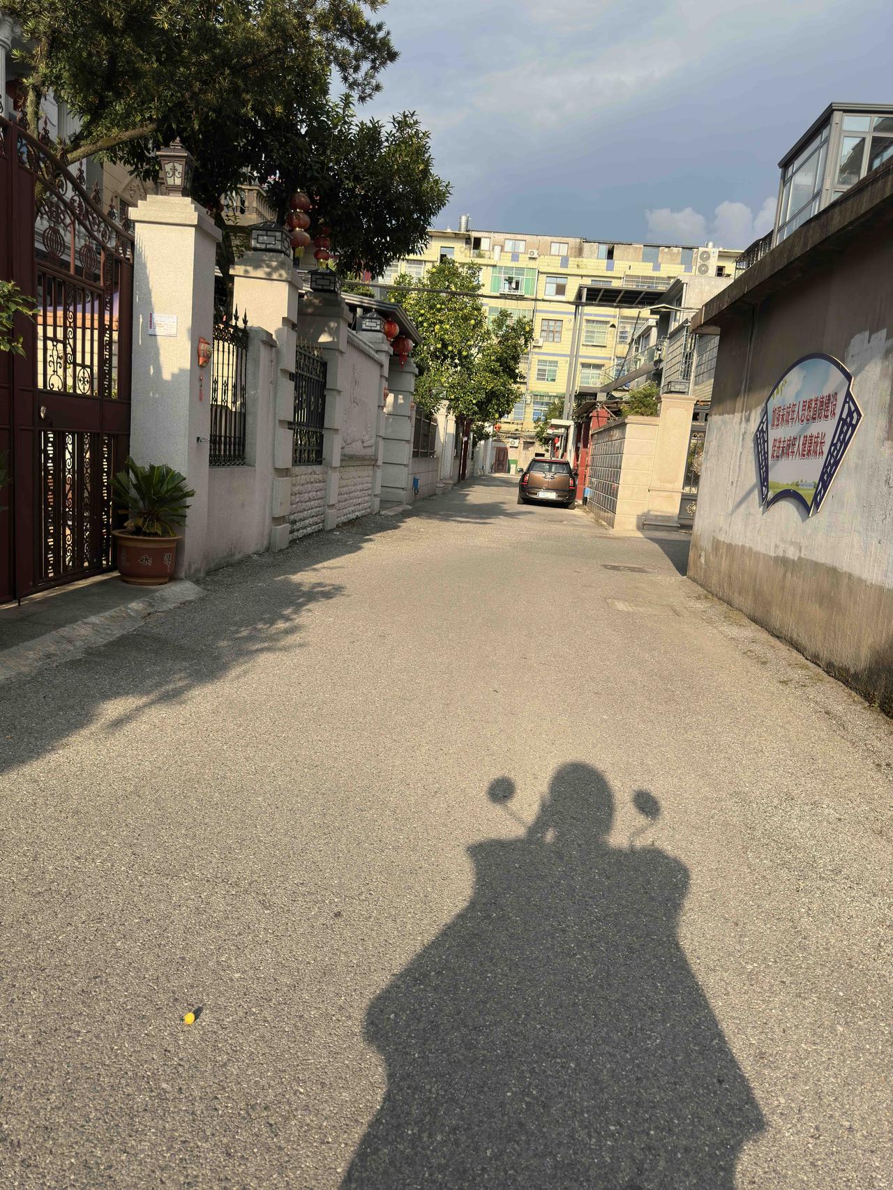 父亲住院，我们请了一位24小时陪护的护工，费用每天¥220。由护工照顾父亲的日常