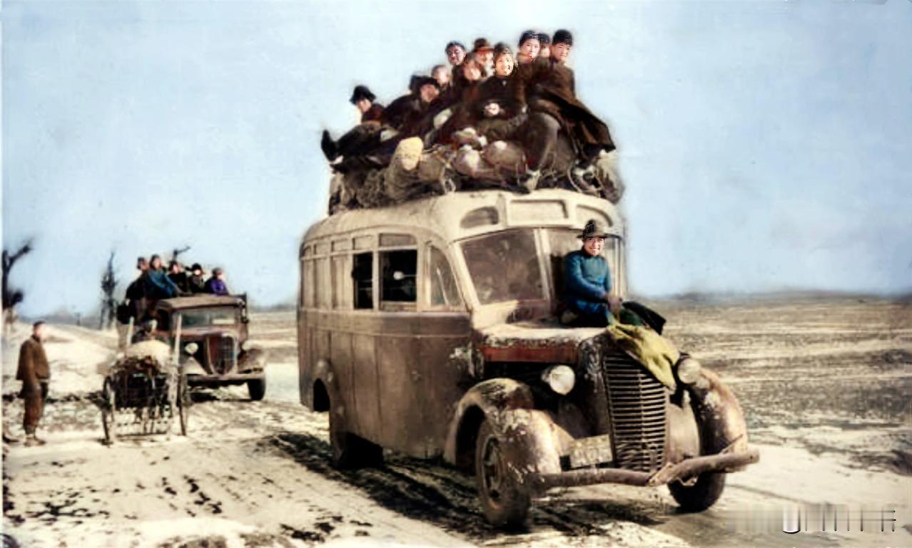 1940年，北京和天津之间的长途车正行驶在白雪皑皑的原野。这是一辆从美国进口