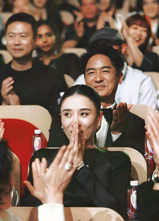 摄影师好会拍！这张照片真的可以封神了，宋佳拿下白玉兰最佳女主后，最戳心的不是奖杯