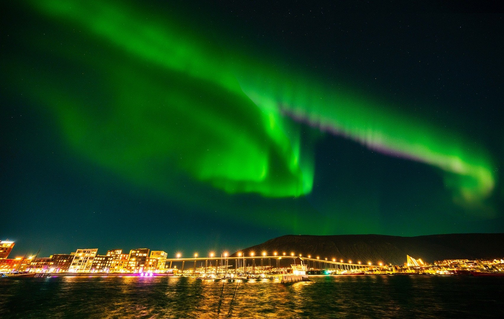 秋天的特罗姆瑟，是一年里最“刚刚好”的时刻：✔极光开始稳定出现✔雪山+