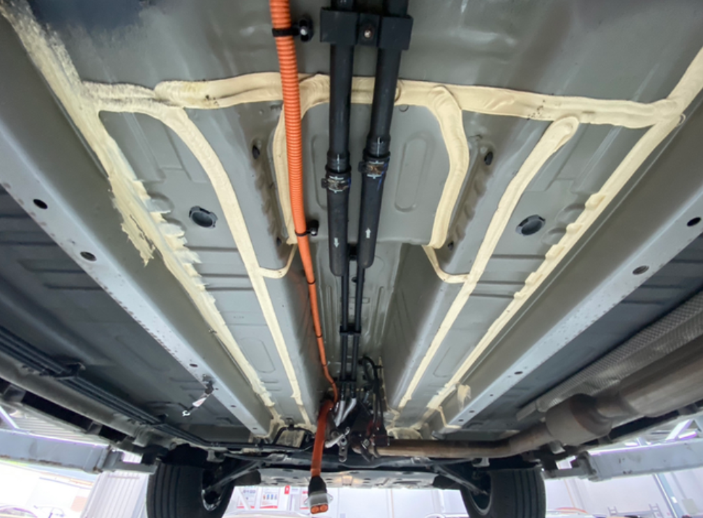 55KM尊贵版换电池+后备箱隔音在4S店换了动力电池，我徒手掂了一下没举起