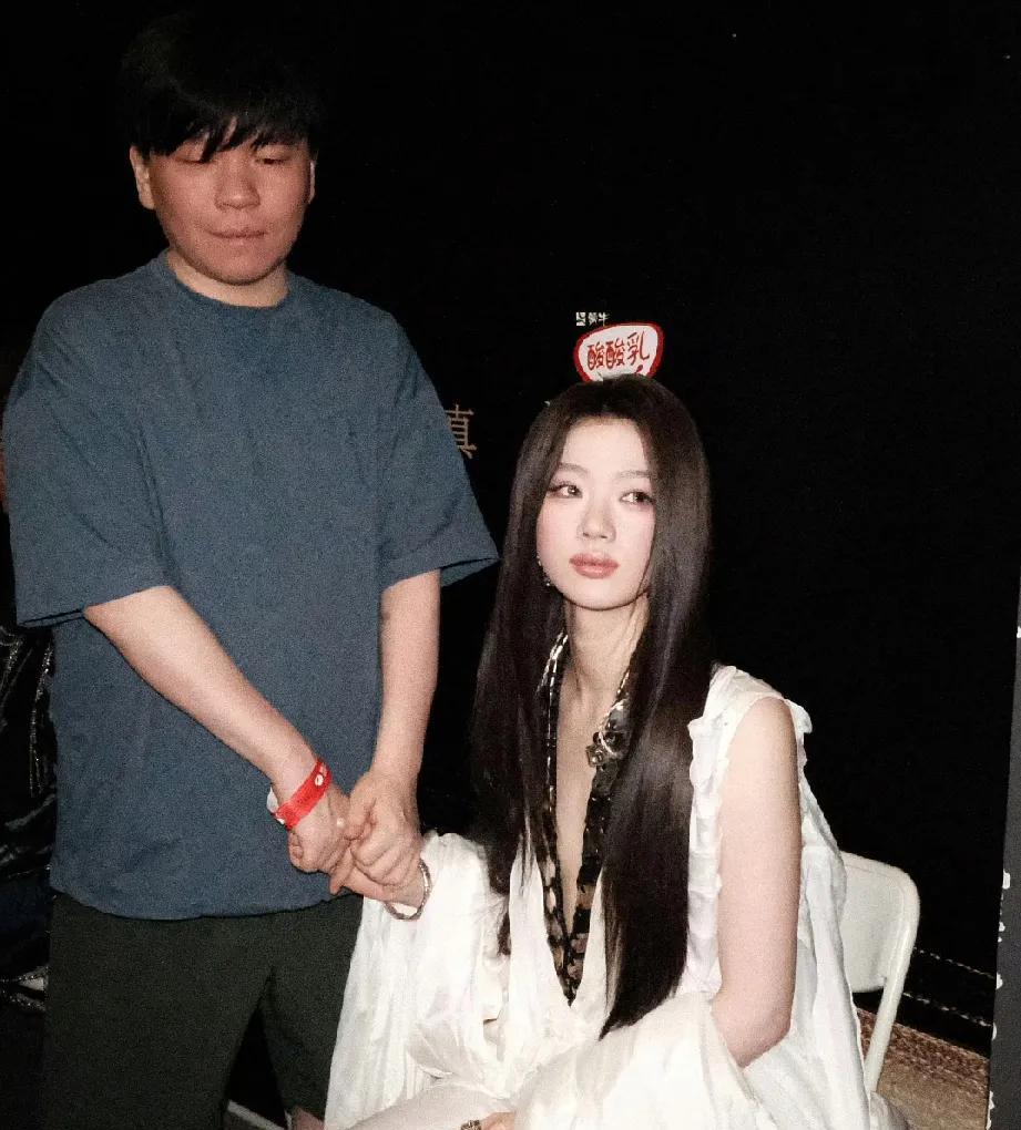 单依纯澄清，“石头哥很爱我”中的“爱”无关私人情感，而是音乐创作里的深度默契与精