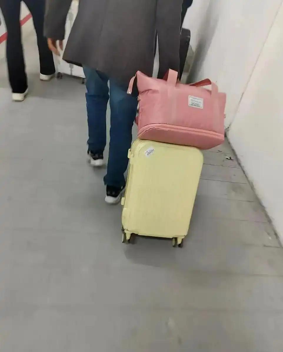 看哭了！四川，一位大三女生坐火车返校，被父亲送进车站后，正艰难拖着行李前行，身后