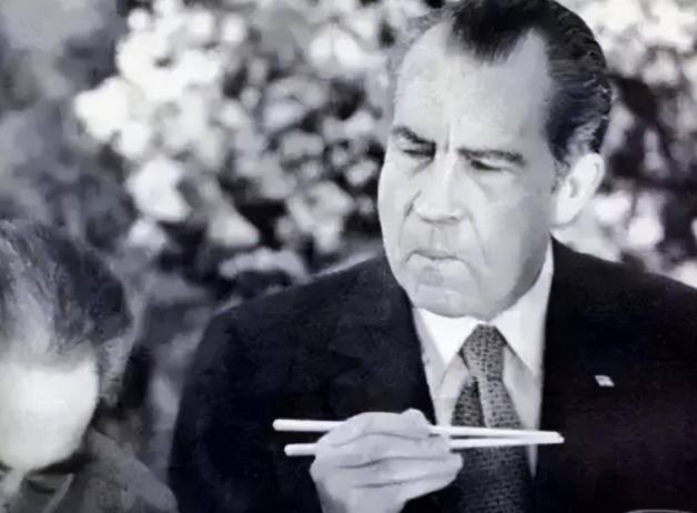 1972年2月，尼克松准备访华，国宴上有一道菜叫蚕豆炒虾仁，可是现在是2月，去哪