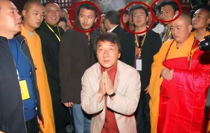 原来李湘当年也崇拜过释永信！才发现这张合影，当年还是瘦瘦的李湘见到释永信相当的