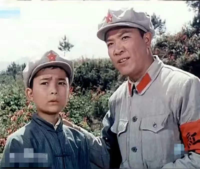电影《闪闪的红星》里面潘冬子的父亲，由于战略转移，临走时是一名游击队员，后来在回来时，已经是一个红军