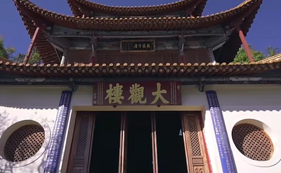 中国古代文化上有一个有趣的现象，那就是楼凭文贵、楼以文显，一篇美文（诗、联）成就