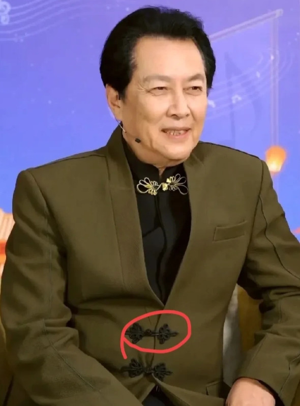 没想到72岁的唐国强老师还在拼命工作！他不敢退休，全是为了在美国的两个孩子攒家